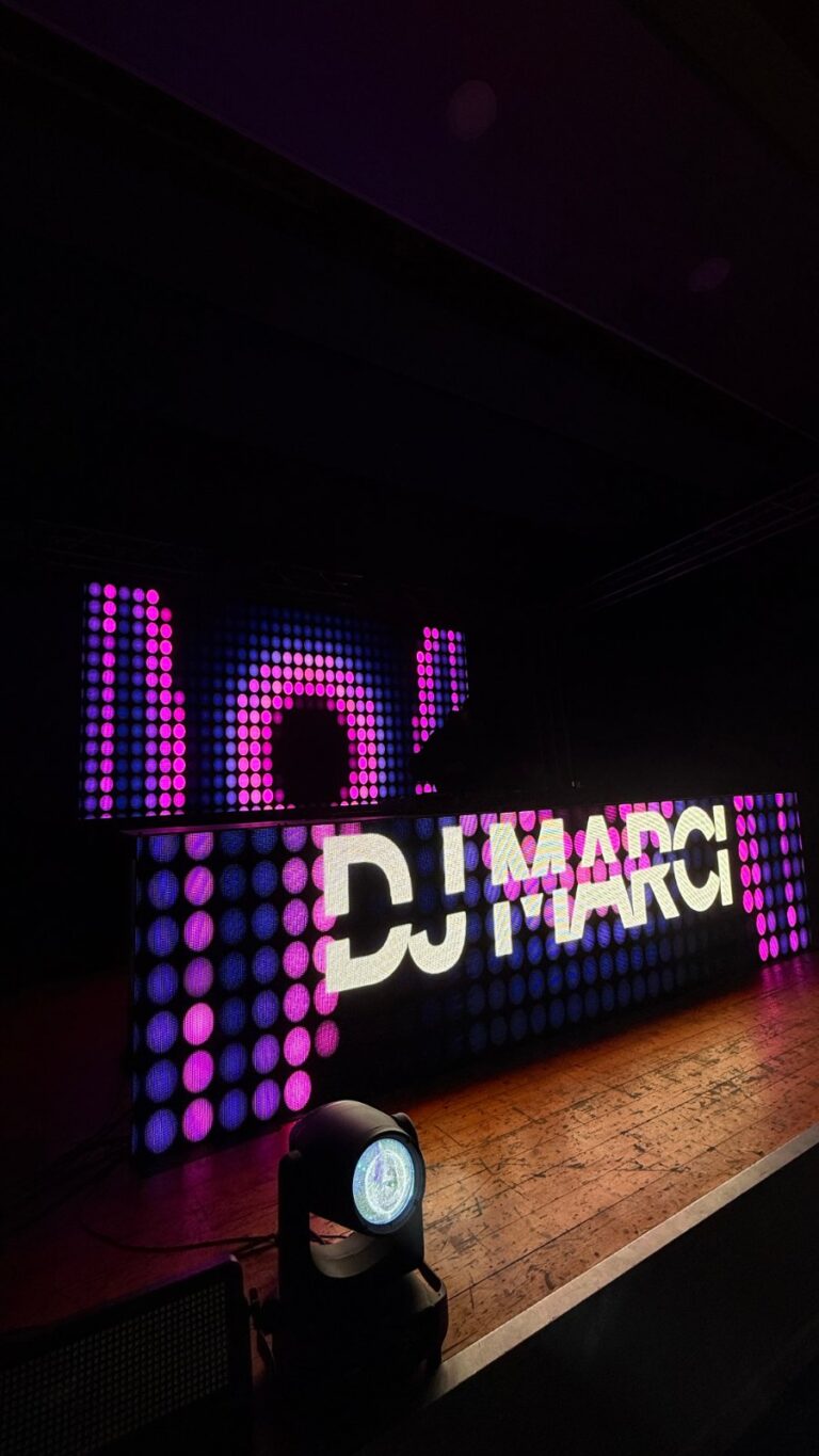 DJ Marci am DJ-Pult beim Firmenevent