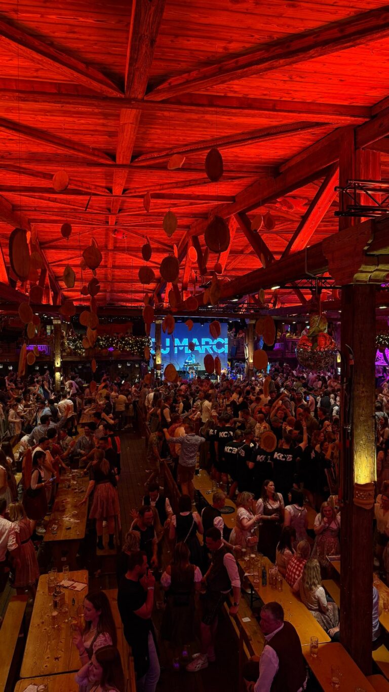 Volles Festzelt beim Stuttgarter Frühlingsfest mit DJ Marci