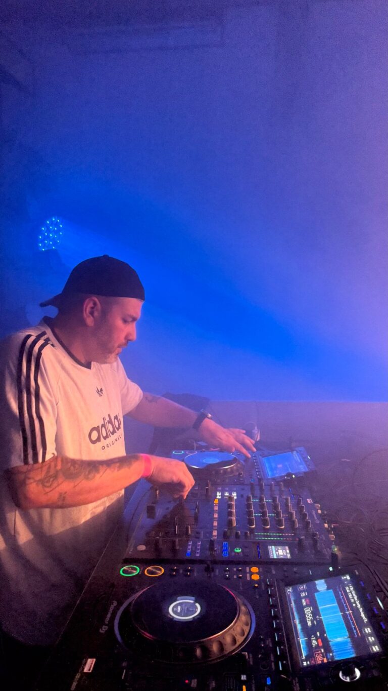 DJ Marci am DJ-Pult beim Inselfest