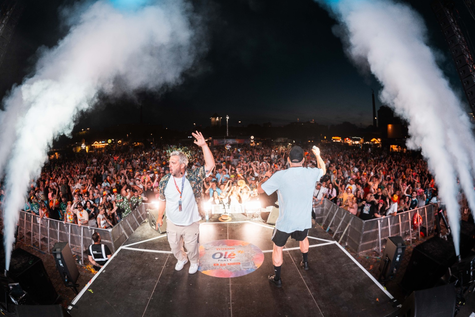 Feierndes Publikum und CO2-Fontänen bei der Olé Party Bremen