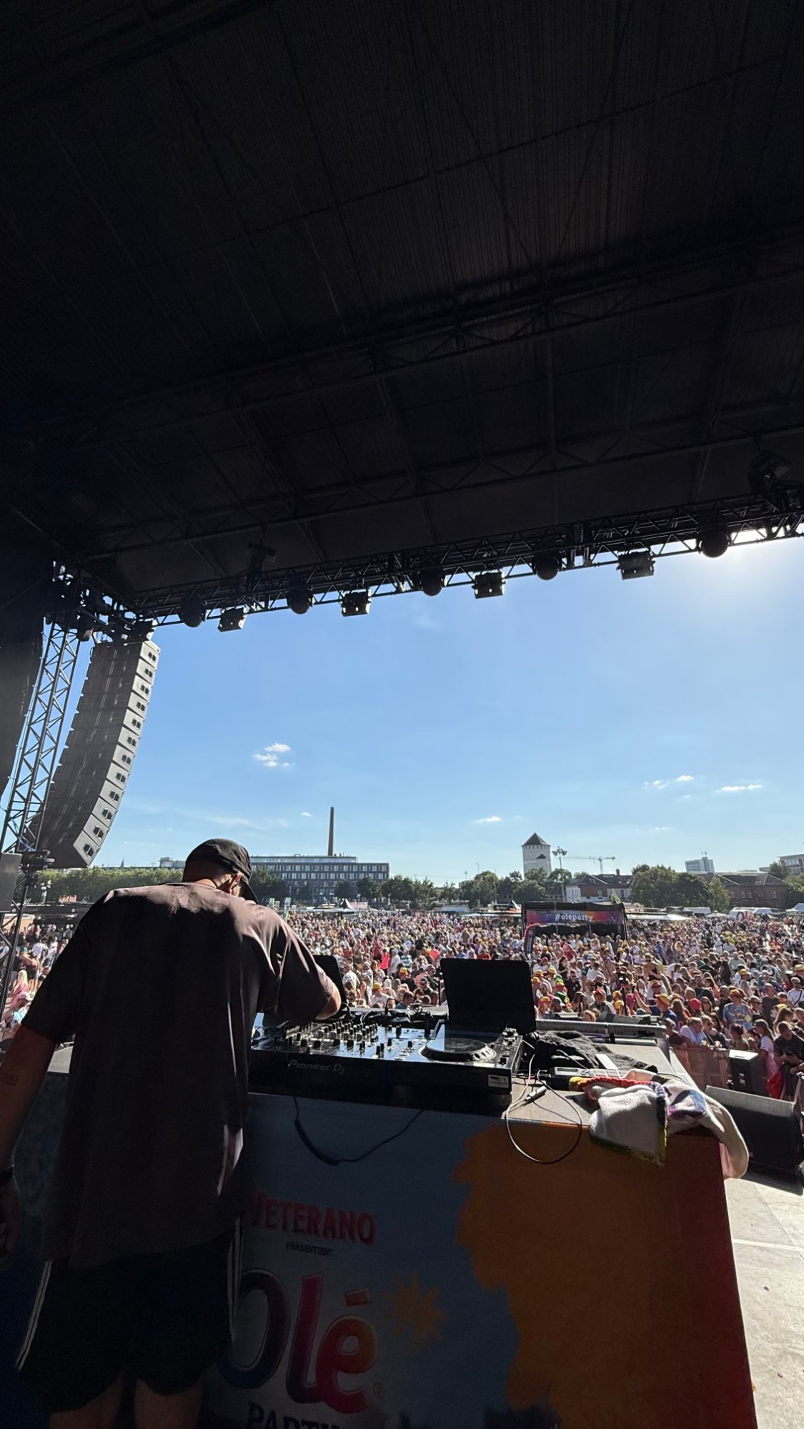 DJ Marci am Pult vor dem Festivalpublikum in Bremen
